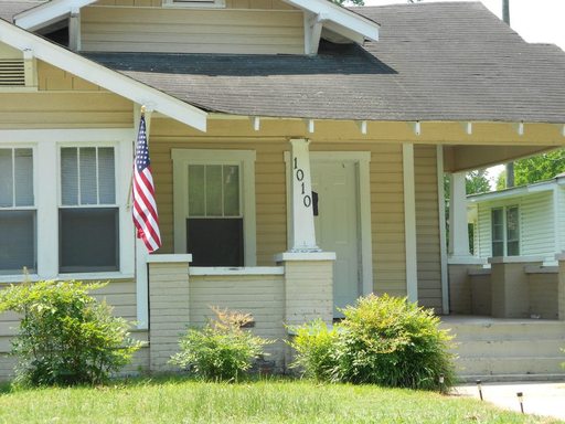 Downtown - This is a cute 2 bedroom 1 bath home with central heat & air, hardwood floors, and a fenced in back yard